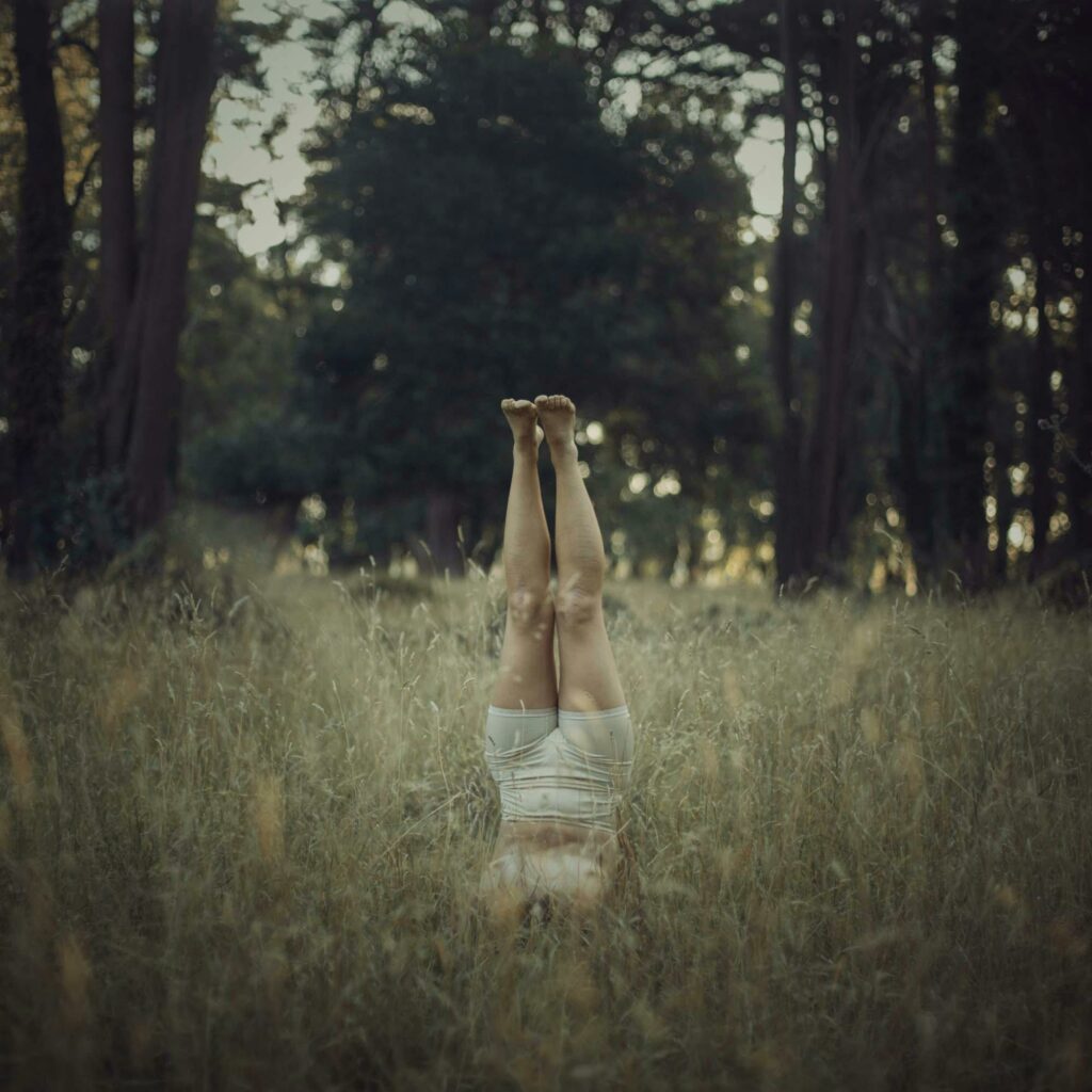 Personne faisant du yoga en forêt - Carolina Basi